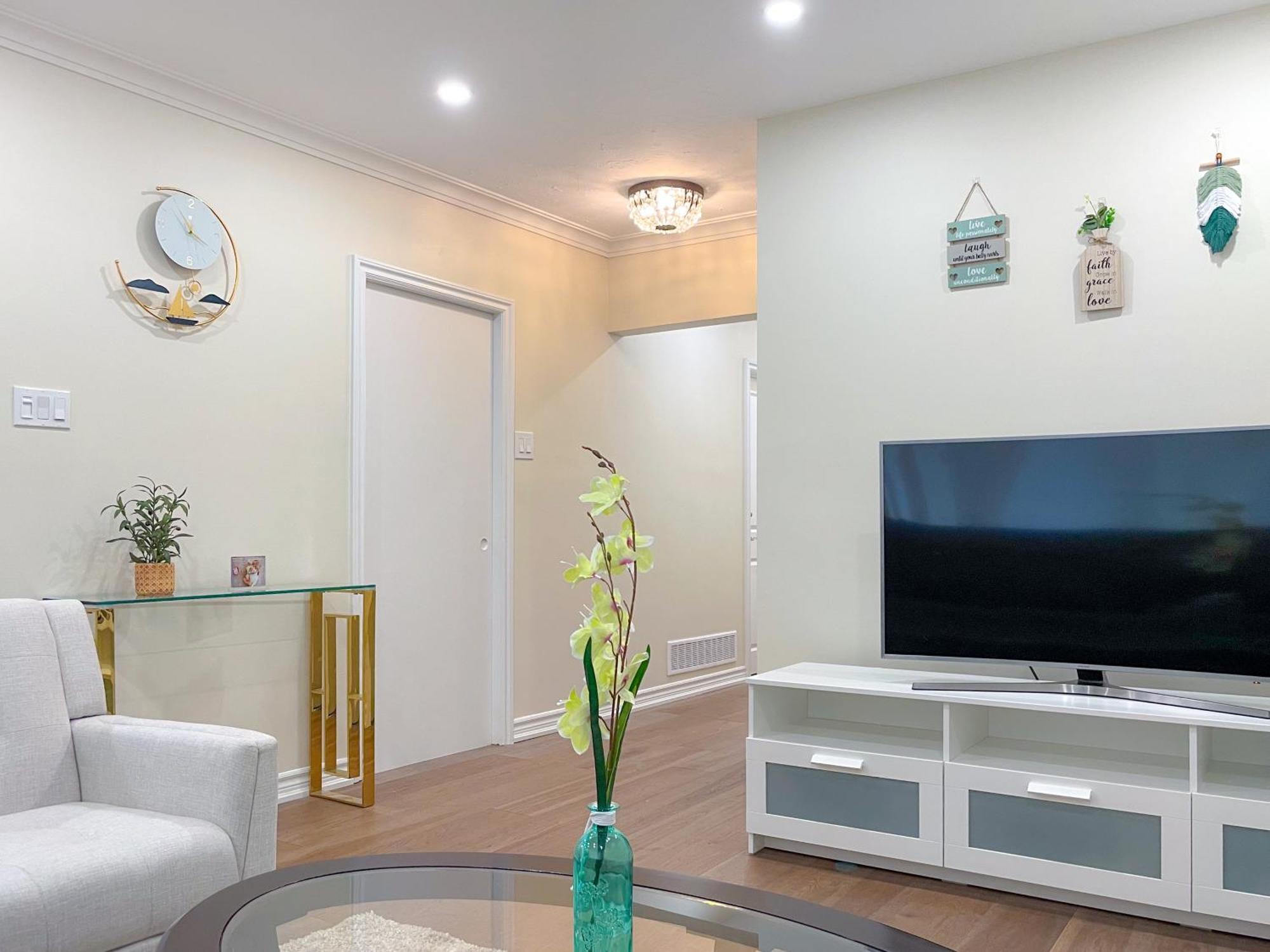 Апартаменты Newly-Renovated 3Br House, 12 Minutes To Airport Торонто Экстерьер фото