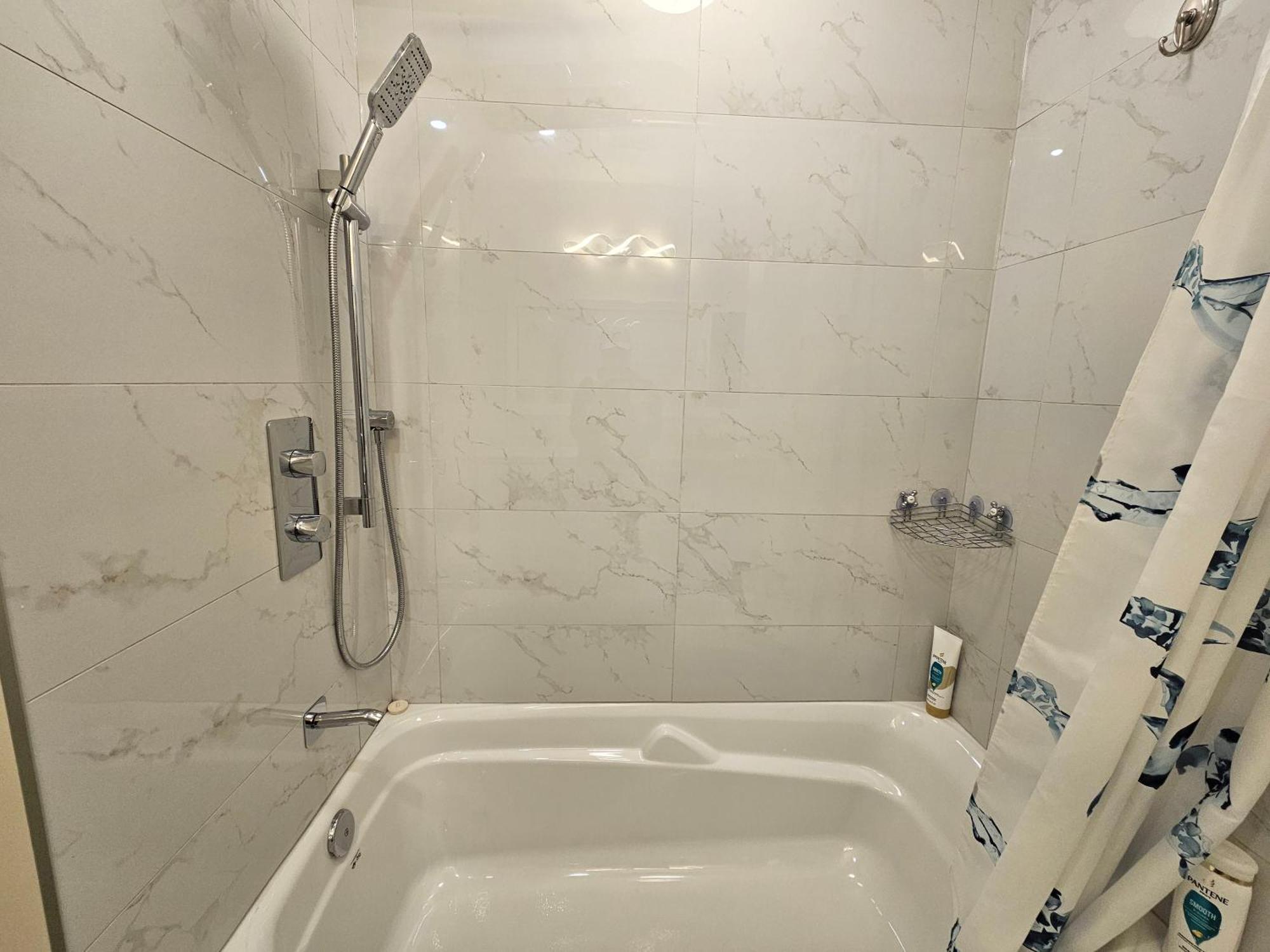Апартаменты Newly-Renovated 3Br House, 12 Minutes To Airport Торонто Экстерьер фото