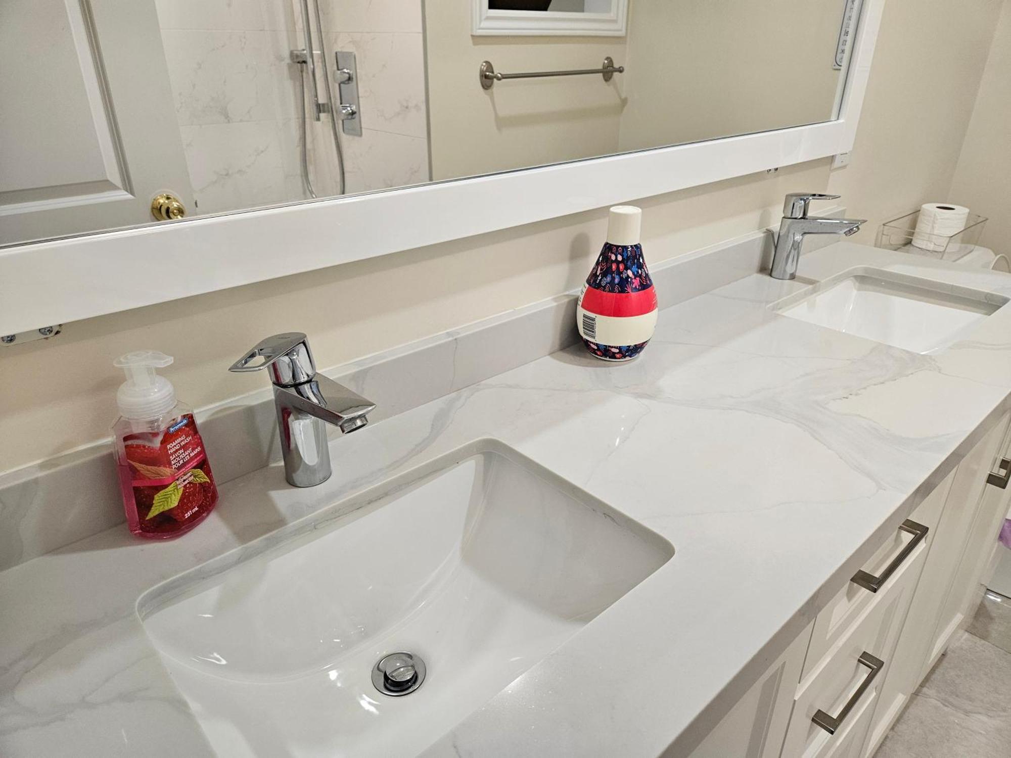 Апартаменты Newly-Renovated 3Br House, 12 Minutes To Airport Торонто Экстерьер фото