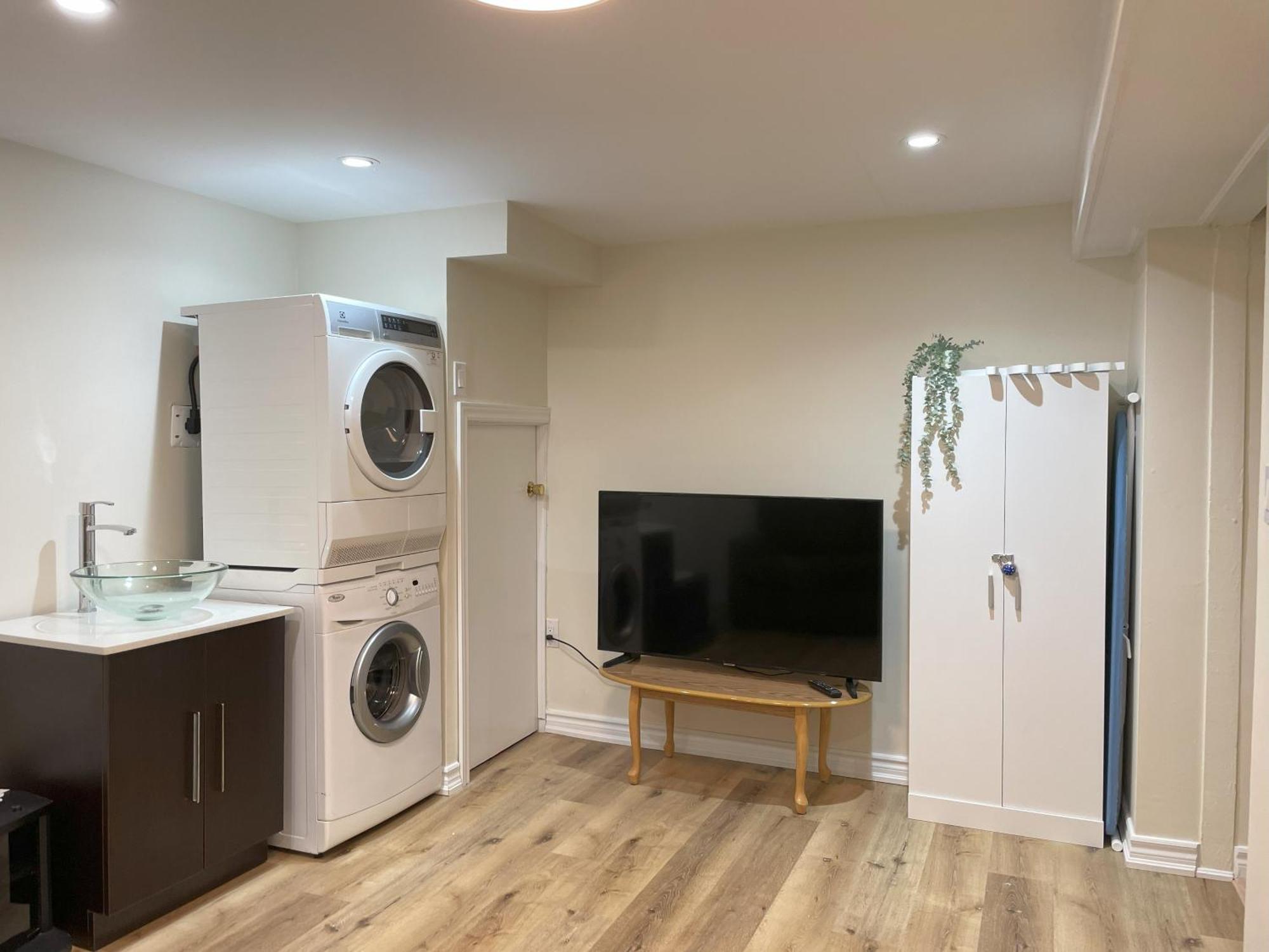 Апартаменты Newly-Renovated 3Br House, 12 Minutes To Airport Торонто Экстерьер фото