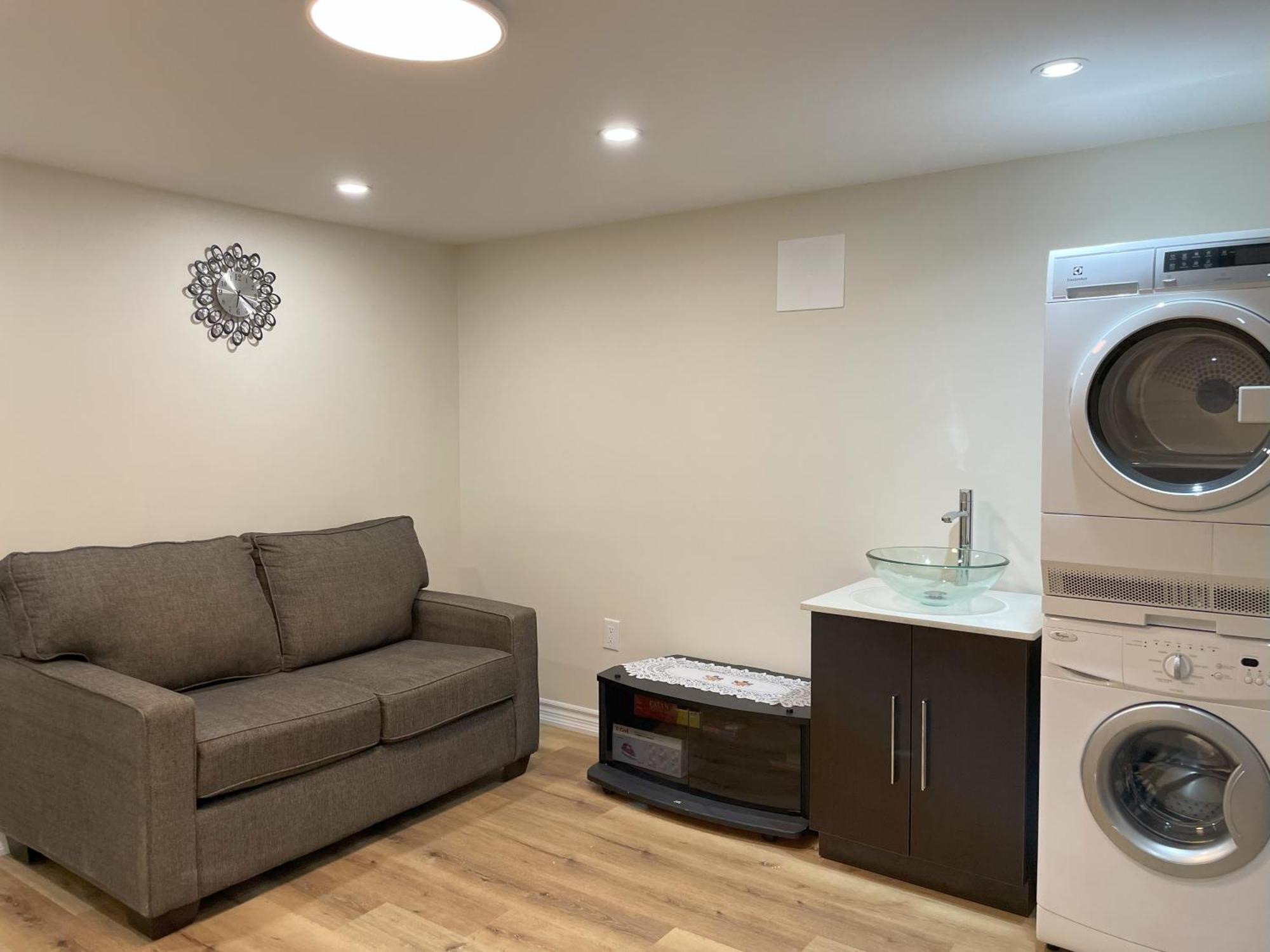 Апартаменты Newly-Renovated 3Br House, 12 Minutes To Airport Торонто Экстерьер фото