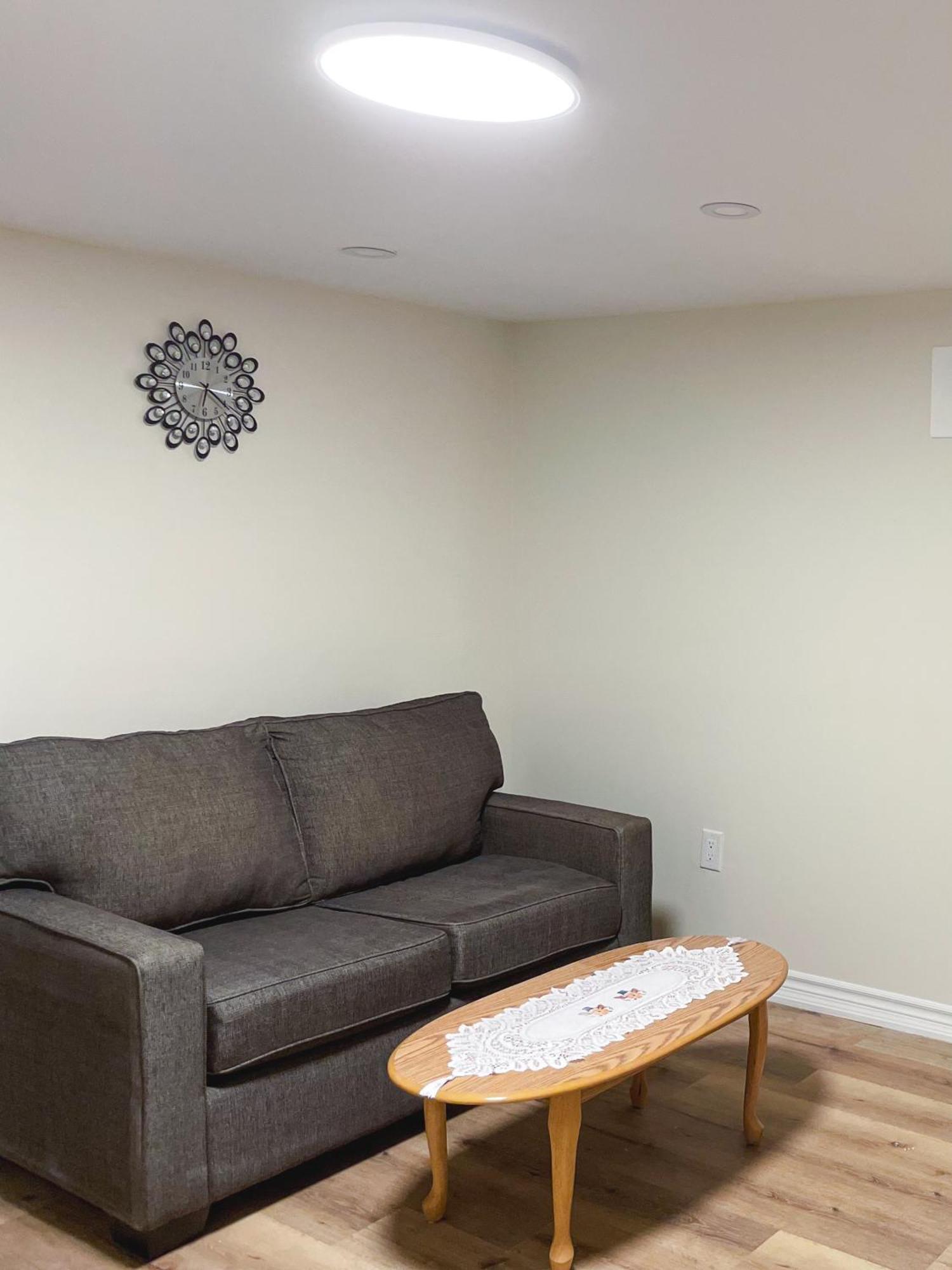 Апартаменты Newly-Renovated 3Br House, 12 Minutes To Airport Торонто Экстерьер фото